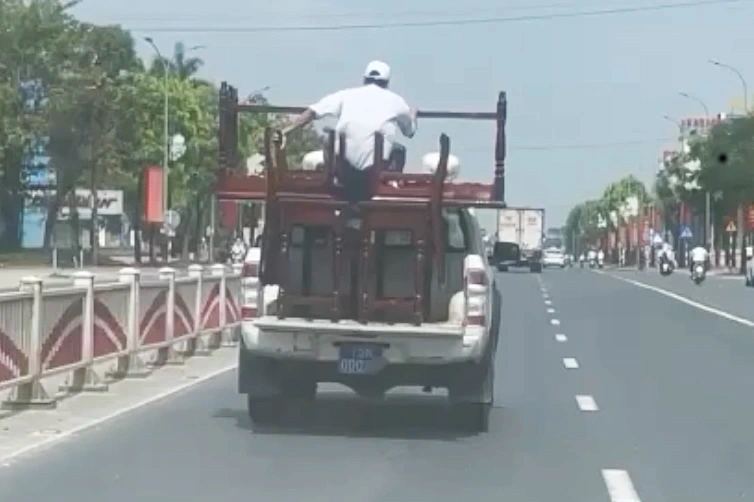順化市駕駛藍牌車裝載笨重桌椅並讓乘客坐在後車廂的司機被罰款