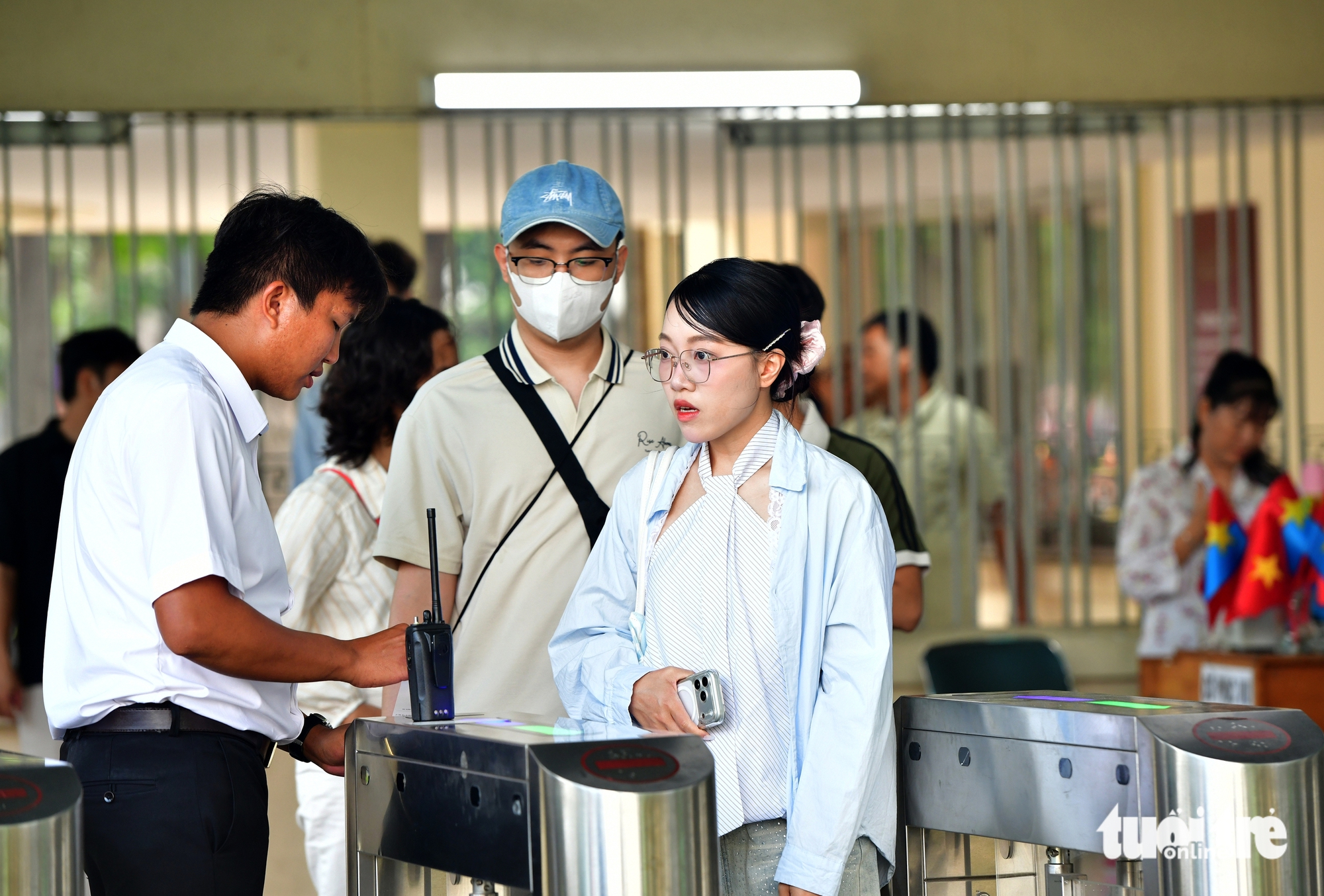 民眾頂著烈日排隊購買獨立宮遺址門票