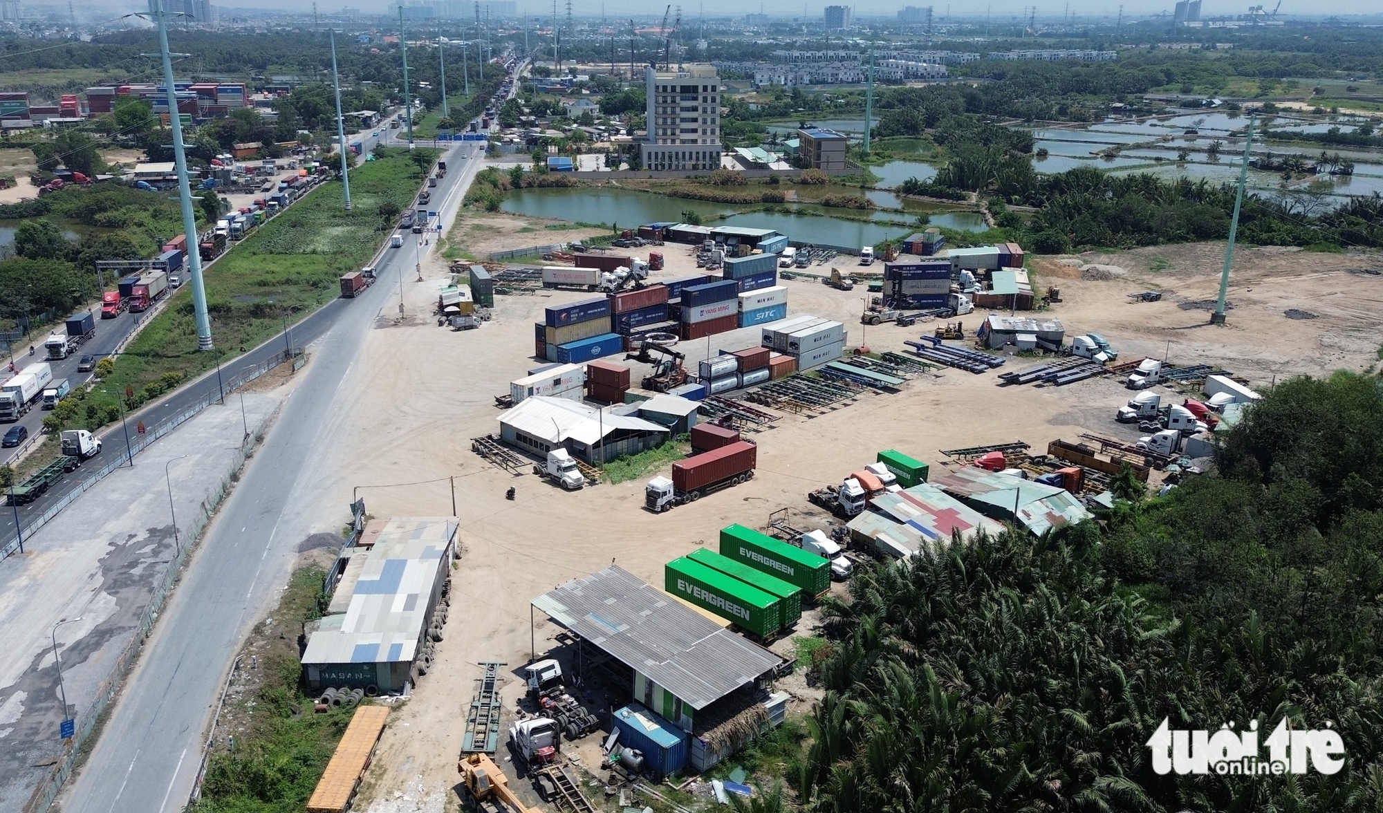 數千輛來自集裝箱停車場的車輛堵塞武志公路,困擾胡志明市東部居民
