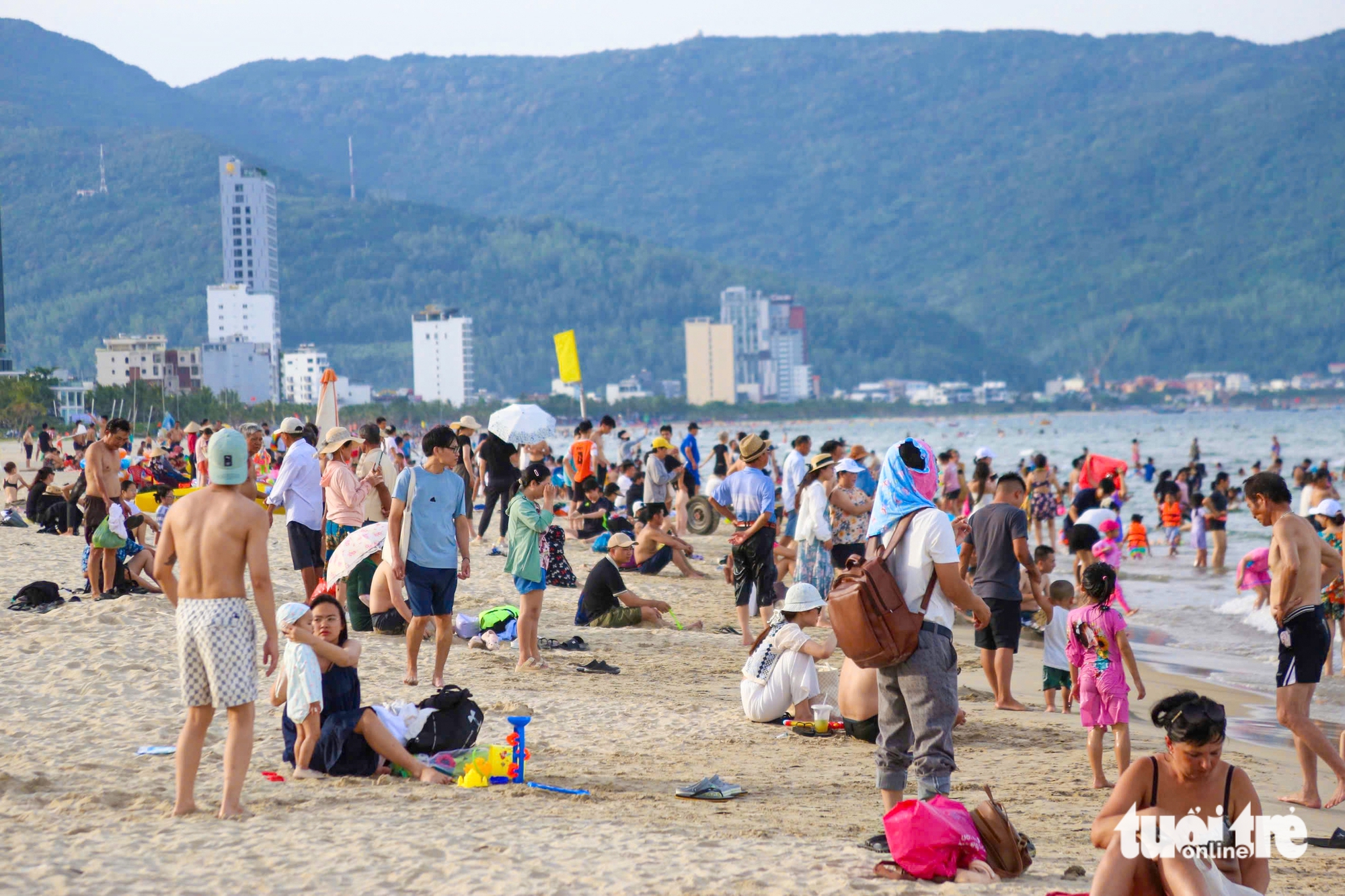 初夏酷熱,數千人湧向‘全球最美海灘’消暑