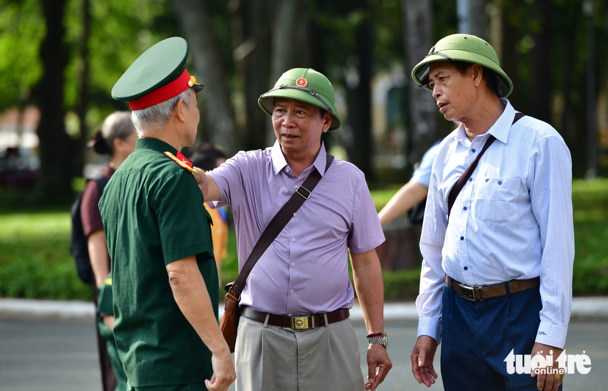 民眾頂著烈日排隊購買獨立宮遺址門票