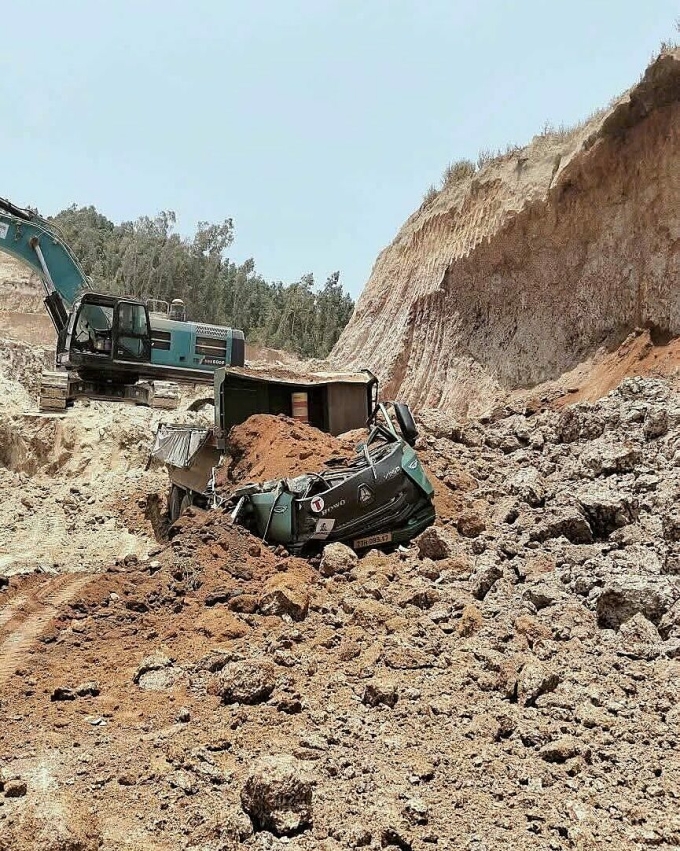 土礦坍塌壓碎卡車駕駛室,司機死亡