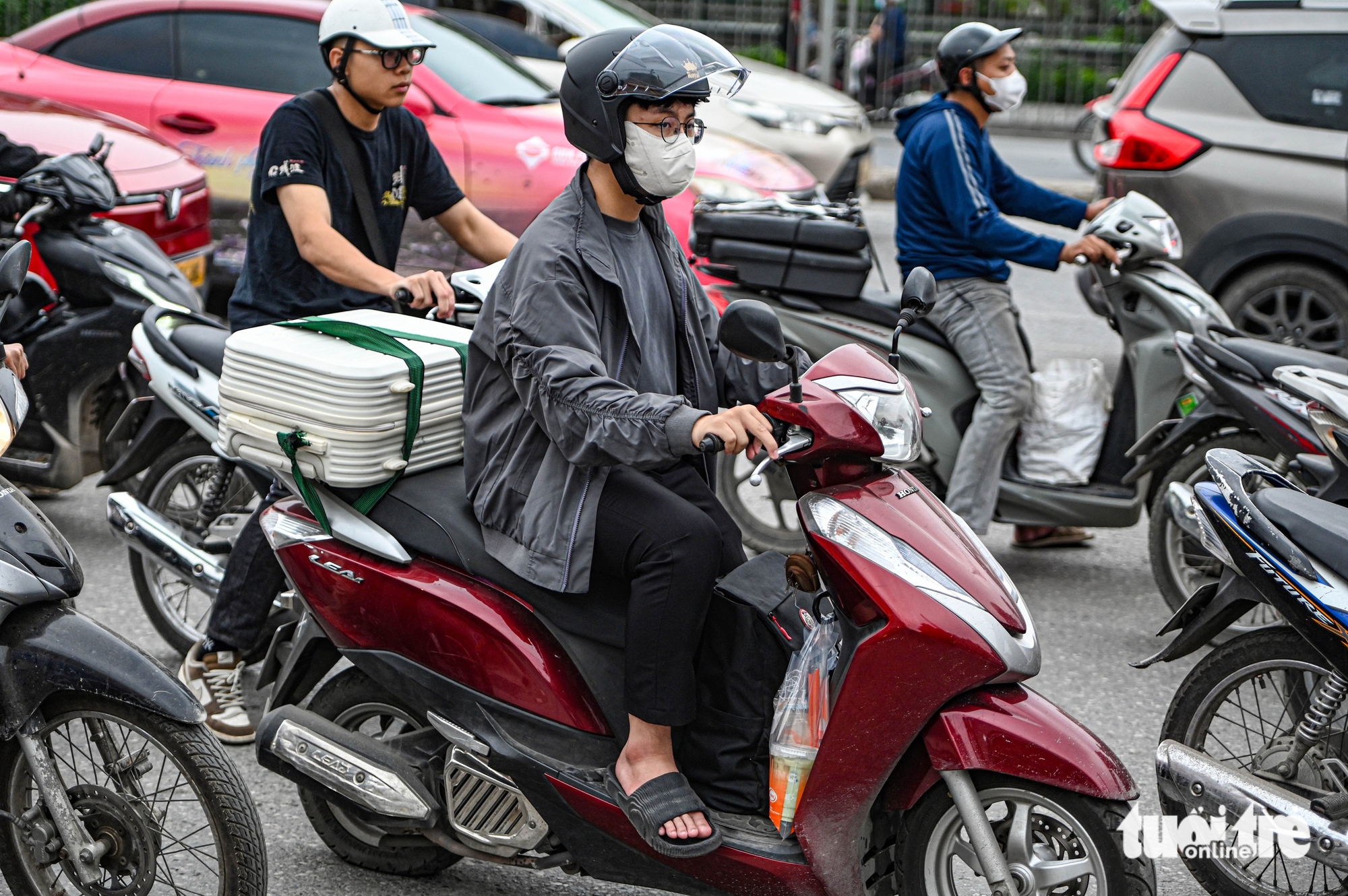 民眾紛紛離開河內度假,出城口車輛寸步難行