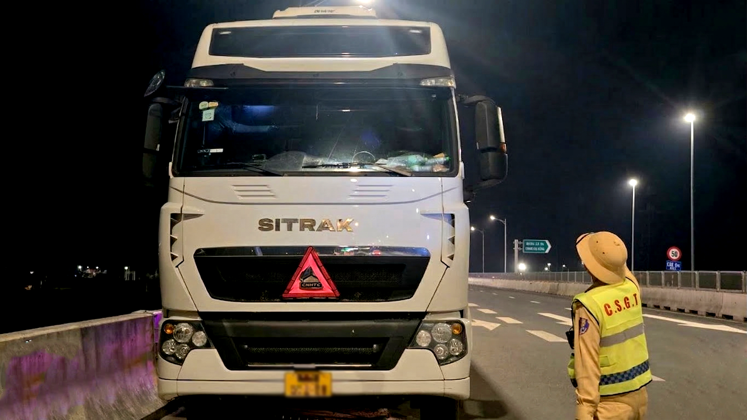 多名司機在高速公路上違規停車被記錄在案