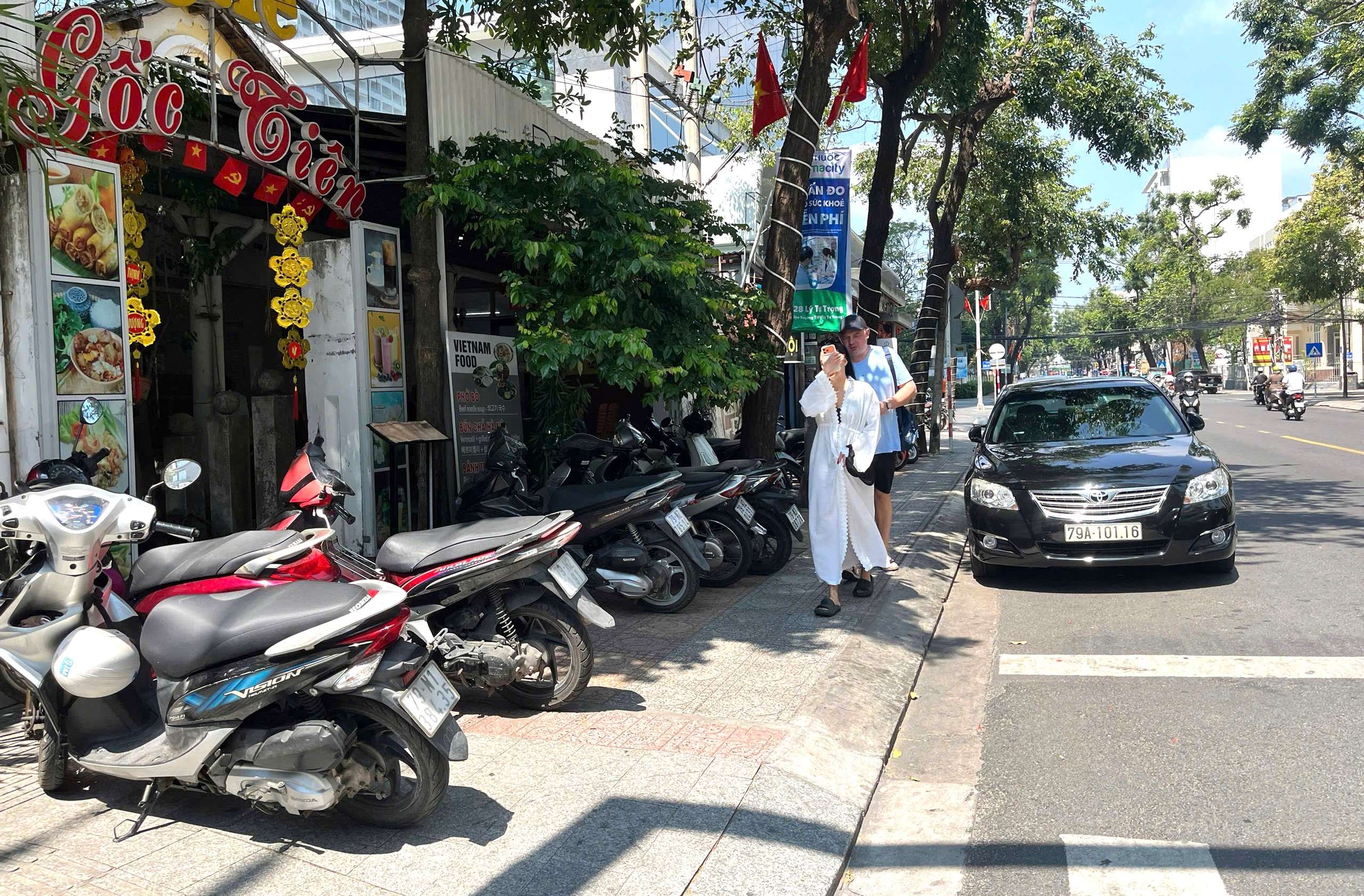 恢復人行道和城市秩序:芽莊多家咖啡館侵佔人行道,堵塞步行通道