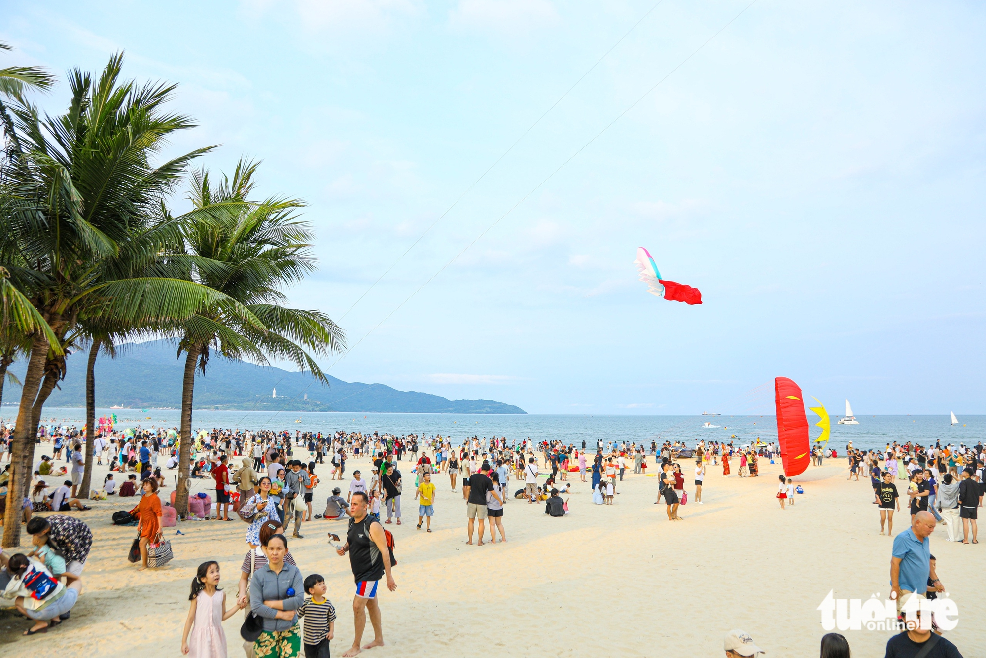 雄王節假期成千上萬遊客湧入峴港海灘