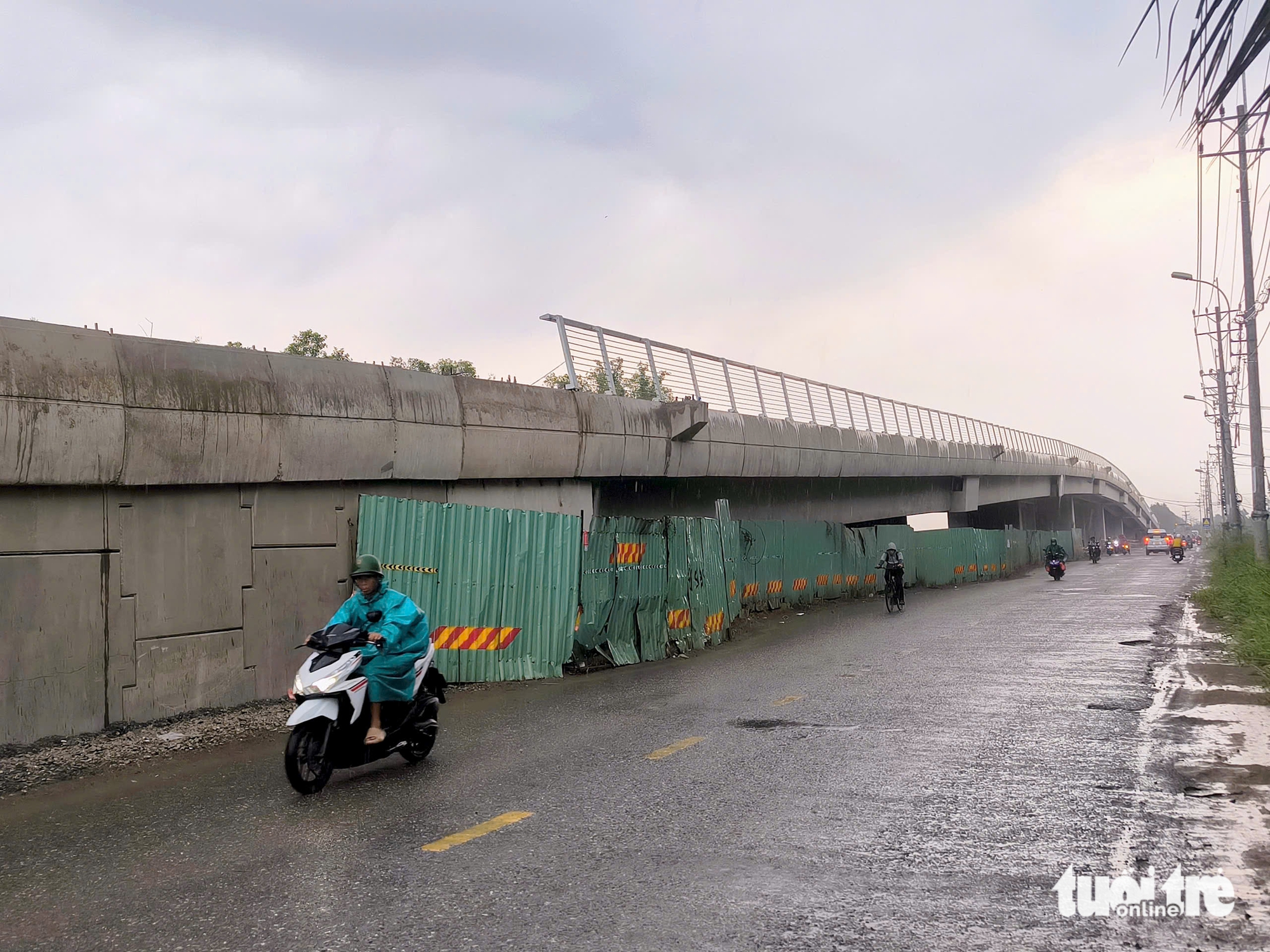 臨近通車日，胡志明市三環路XL1標段橋梁支線擋土牆需拆除重建