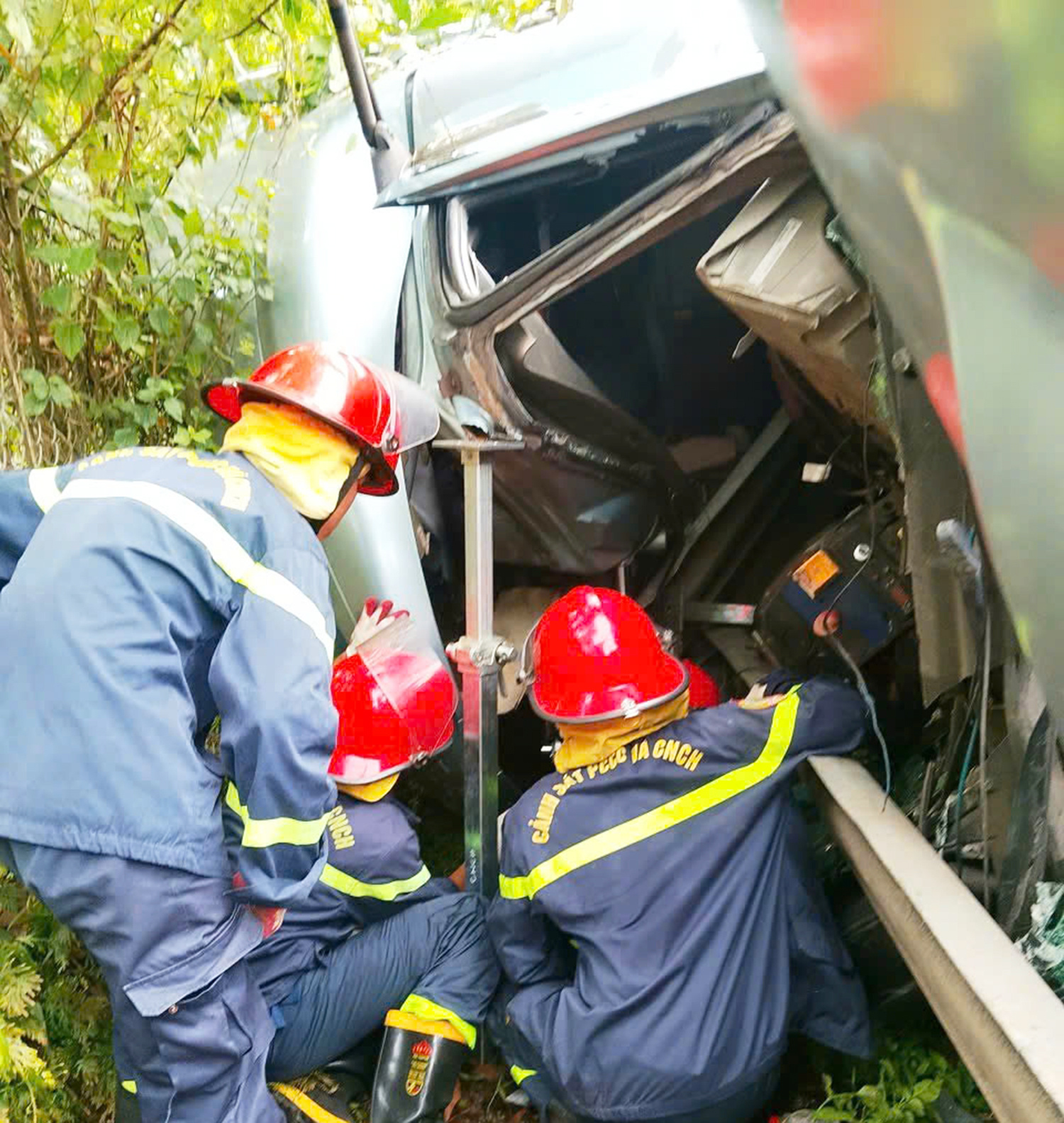 救援被困在駕駛室內的牽引車司機,事故發生在高速公路引道上
