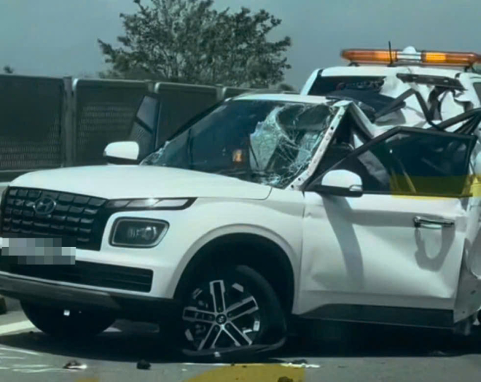 卡車撞上高速公路上停放的汽車,母子二人死亡