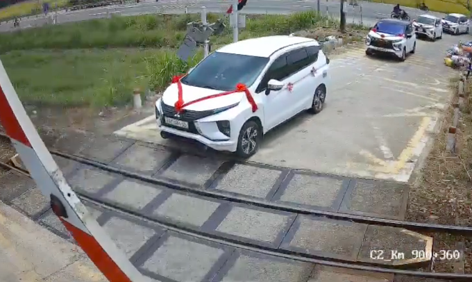 婚禮車隊被困在降下的欄杆中間 火車即將到來