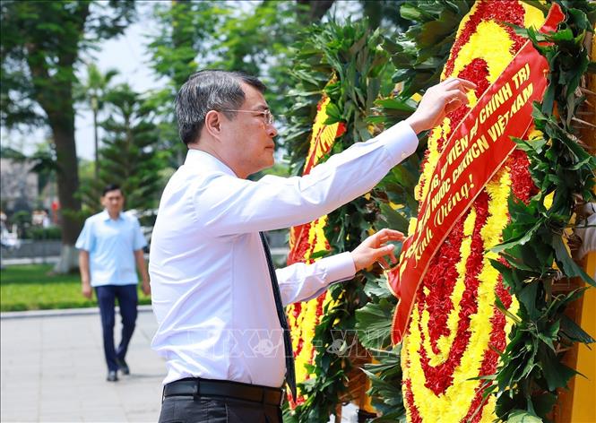 總理向海防市英雄烈士敬獻鮮花