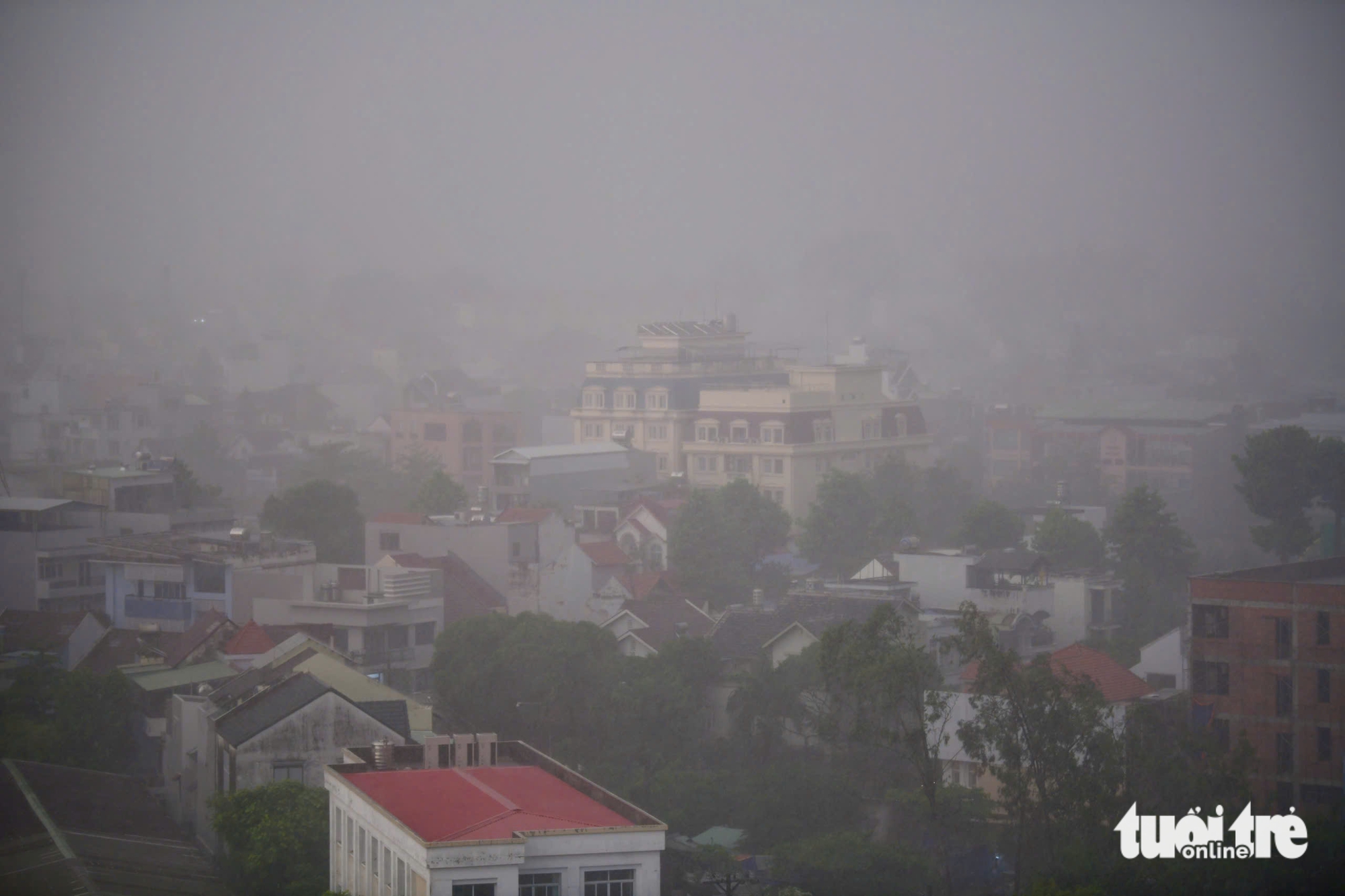 胡志明市炎熱天氣後迎來反季節雷雨