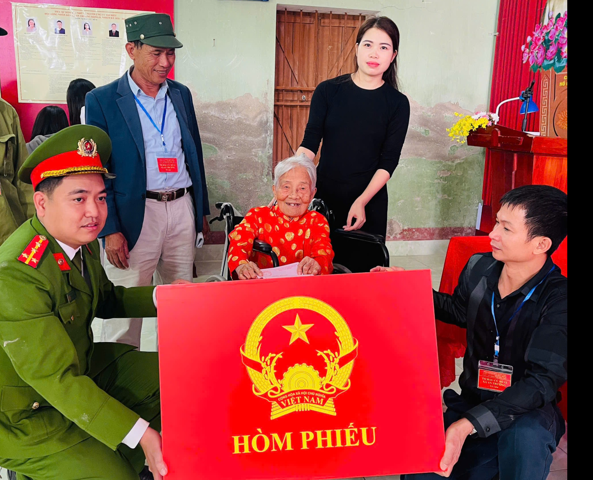 106歲老奶奶親自前往投票站履行公民權利與義務