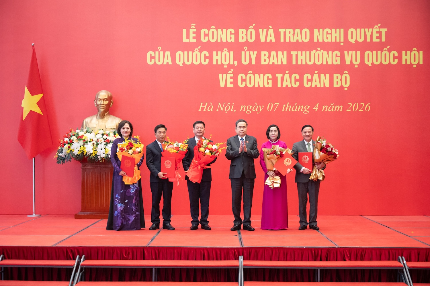 國會主席主持頒發國會、國會常務委員會關於幹部的決議