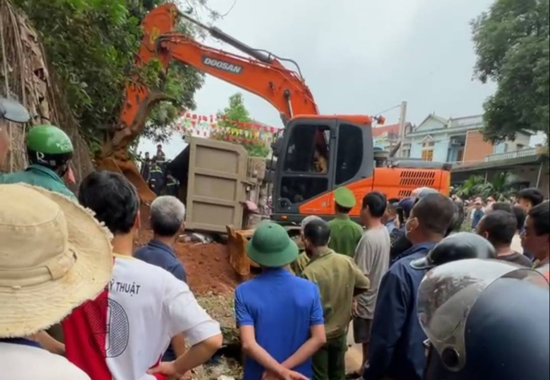 牽引車失控側翻壓扁轎車和摩托車,兩人死亡