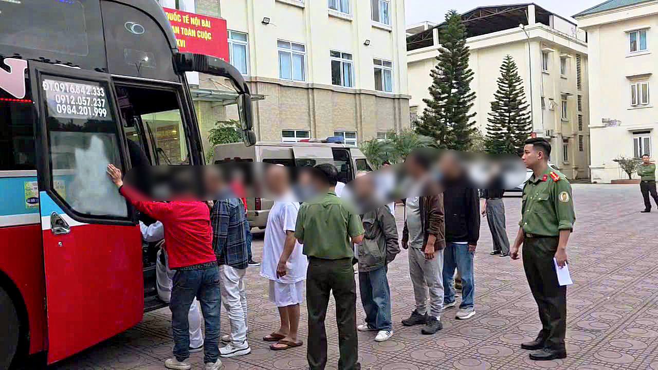 胡志明市公安局接收34名被美國驅逐的越南公民