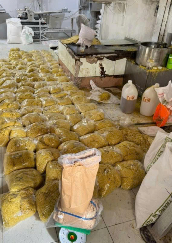 逮捕一對夫婦,查獲近3000噸含硼砂和液體玻璃的鮮麵條