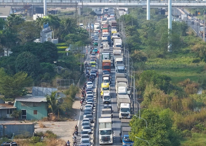 集裝箱車壓扁七座車,胡志明市門戶交通擁堵持續