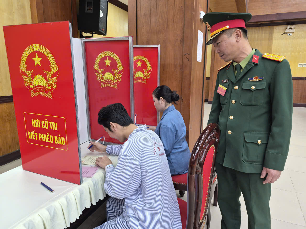 投票箱直達病床:選舉日選票令人感動