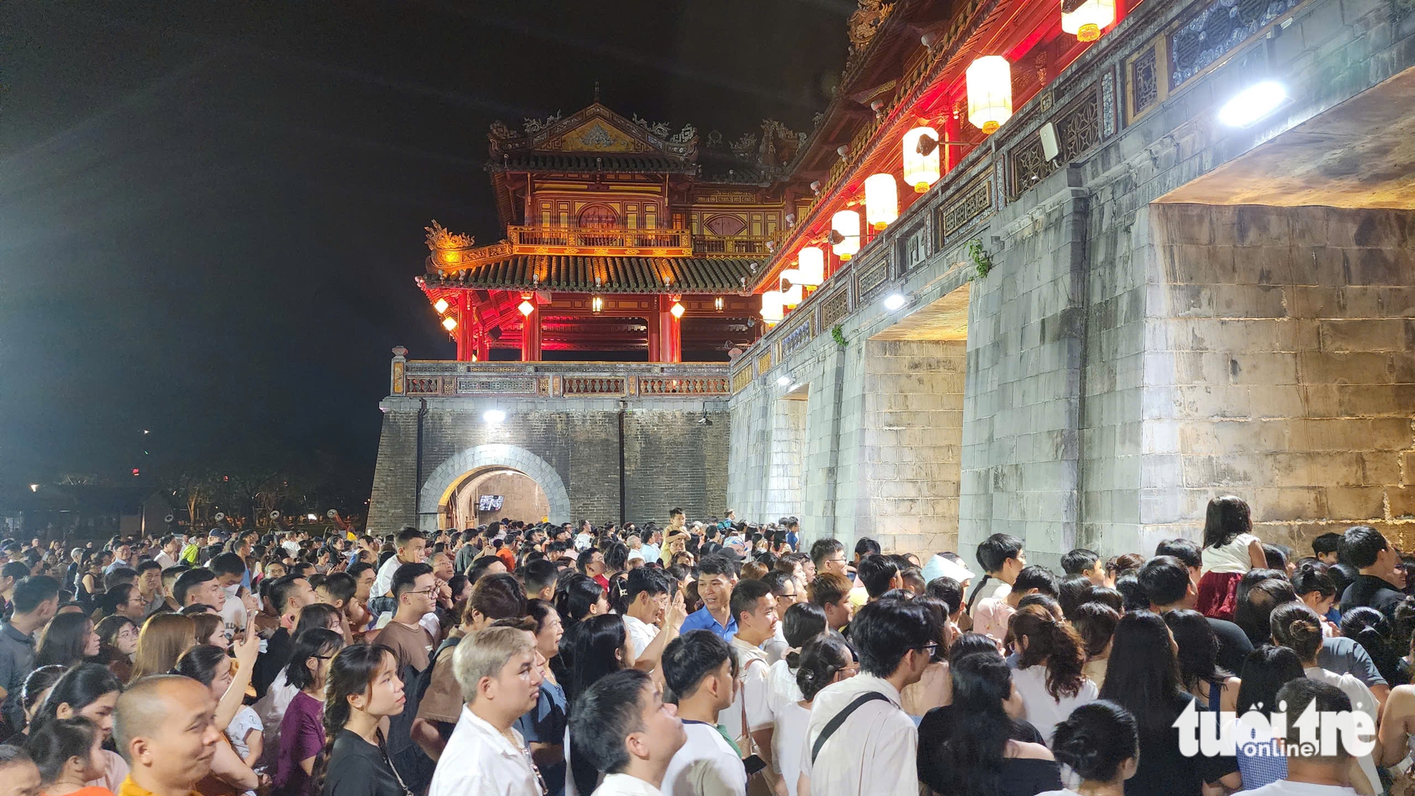 數千人湧入順化大內瞬間在網絡瘋傳,順化旅遊在假期大獲成功