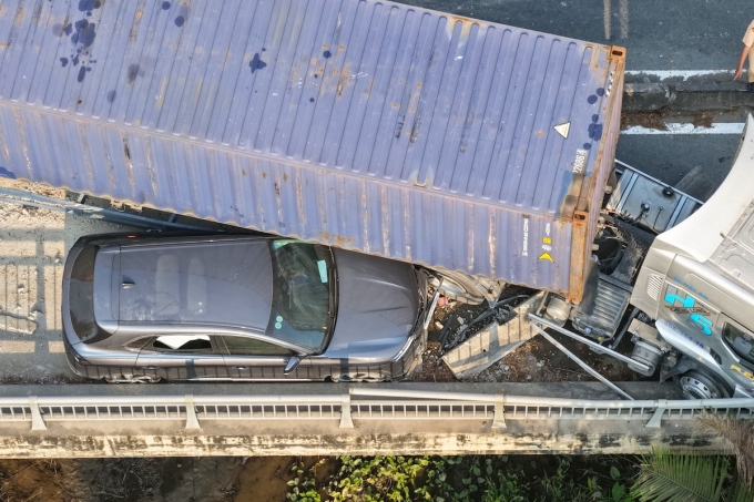 集裝箱車壓扁七座車,胡志明市門戶交通擁堵持續