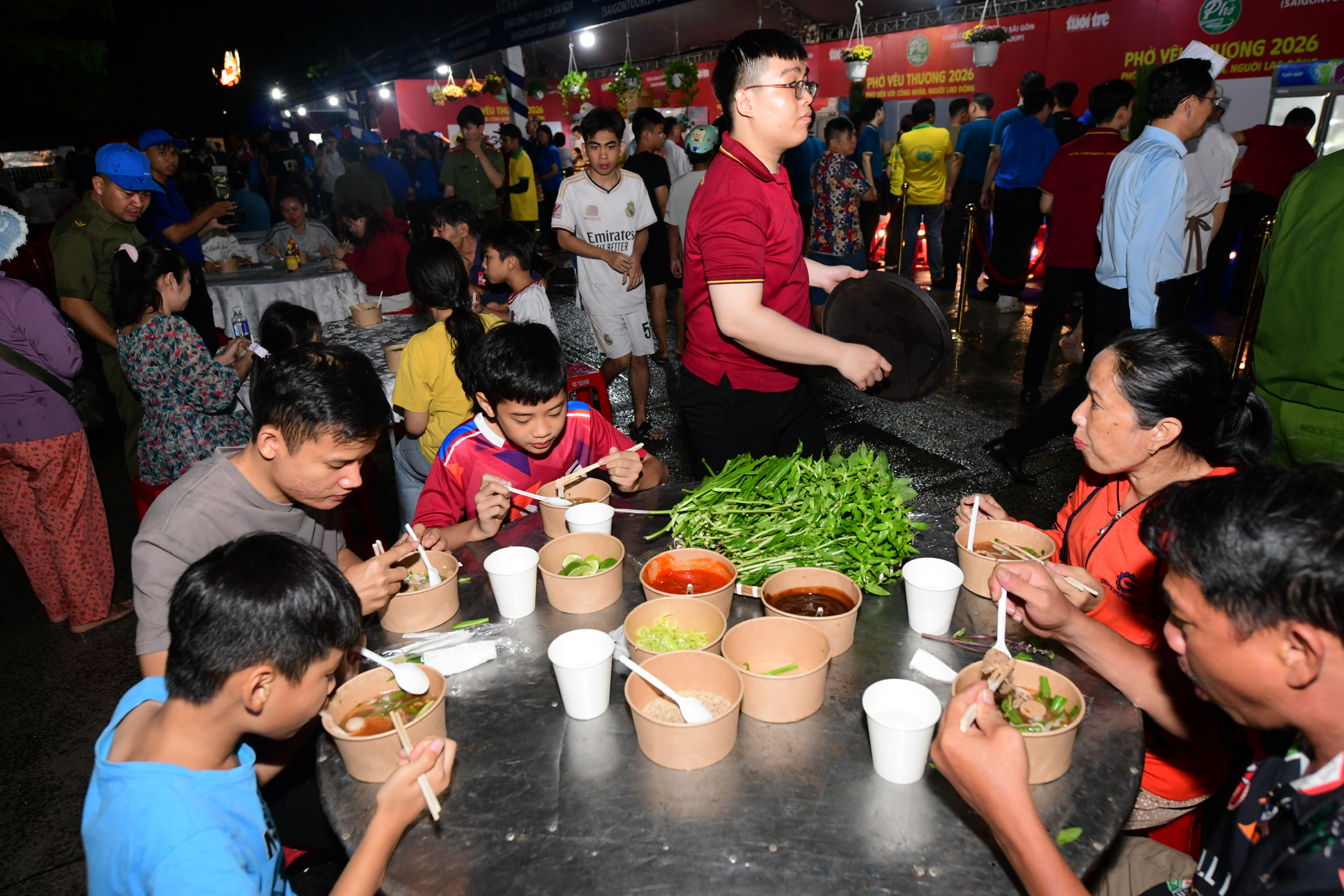 雨後,寶邦數千居民前來享用愛心河粉