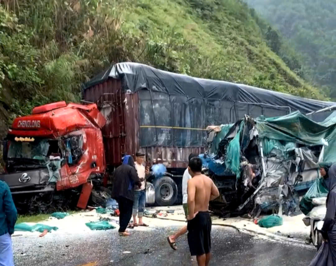 2号国道上两卡车相撞，一人死亡