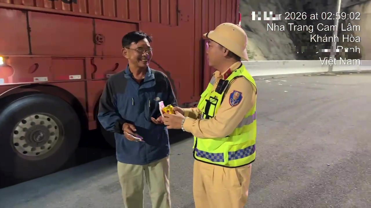 “睏倦時,司機應駛離高速公路或進入休息站洗臉、喝水”