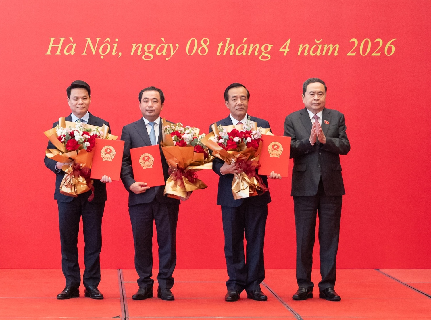 阮維玉和陳德勝轉交國會代表團活動