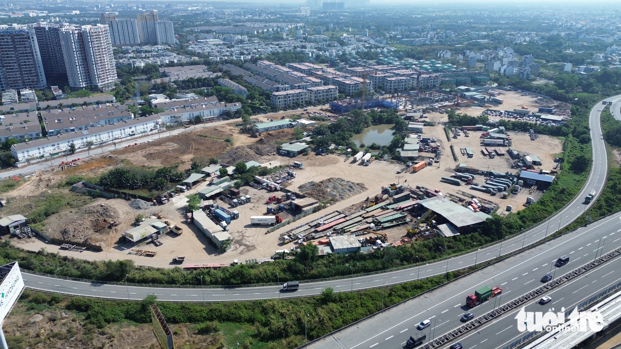 數千輛來自集裝箱停車場的車輛堵塞武志公路,困擾胡志明市東部居民