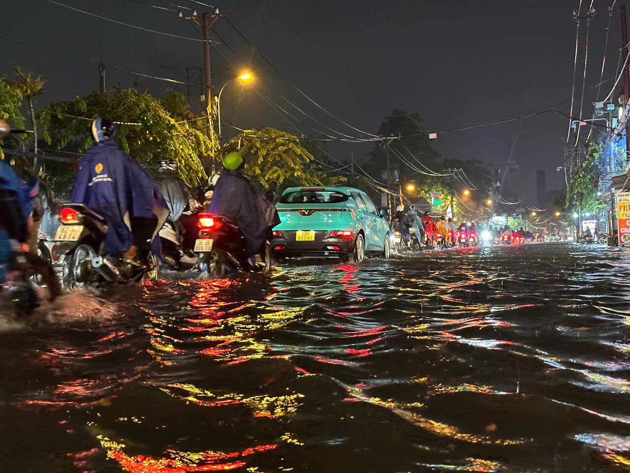 胡志明市多条道路在雨季初期深陷水淹