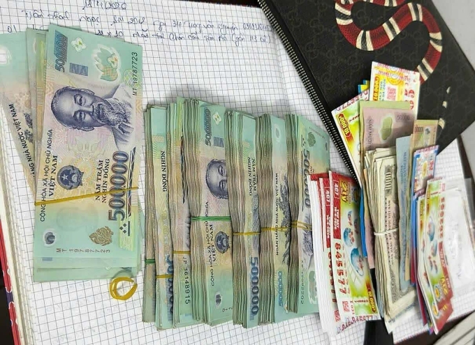 八年級女生歸還裝有超過2億越南盾的背包