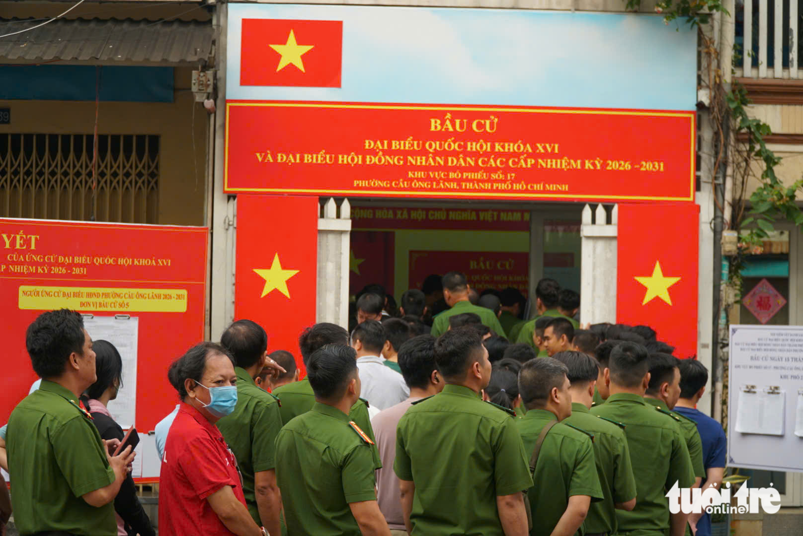 胡志明市武装力量庄严参加选举