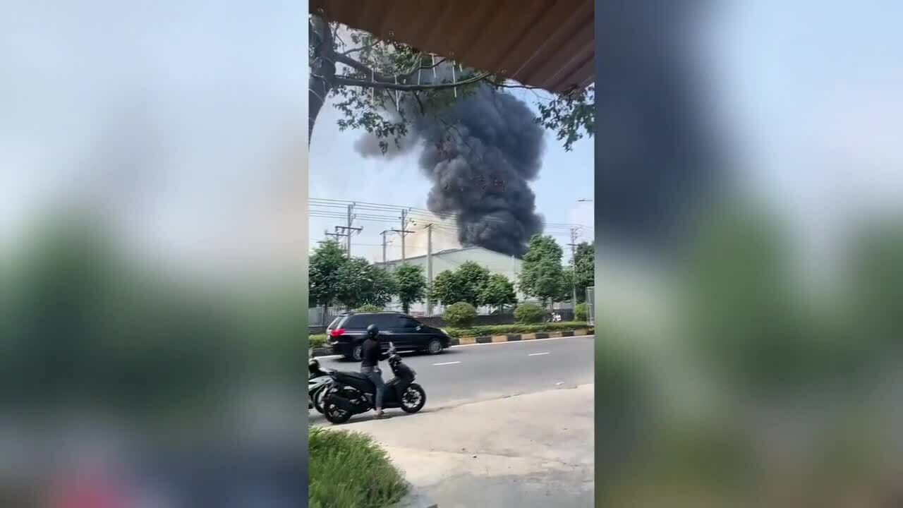 胡志明市一座4000多平方米的傢俱廠被燒燬