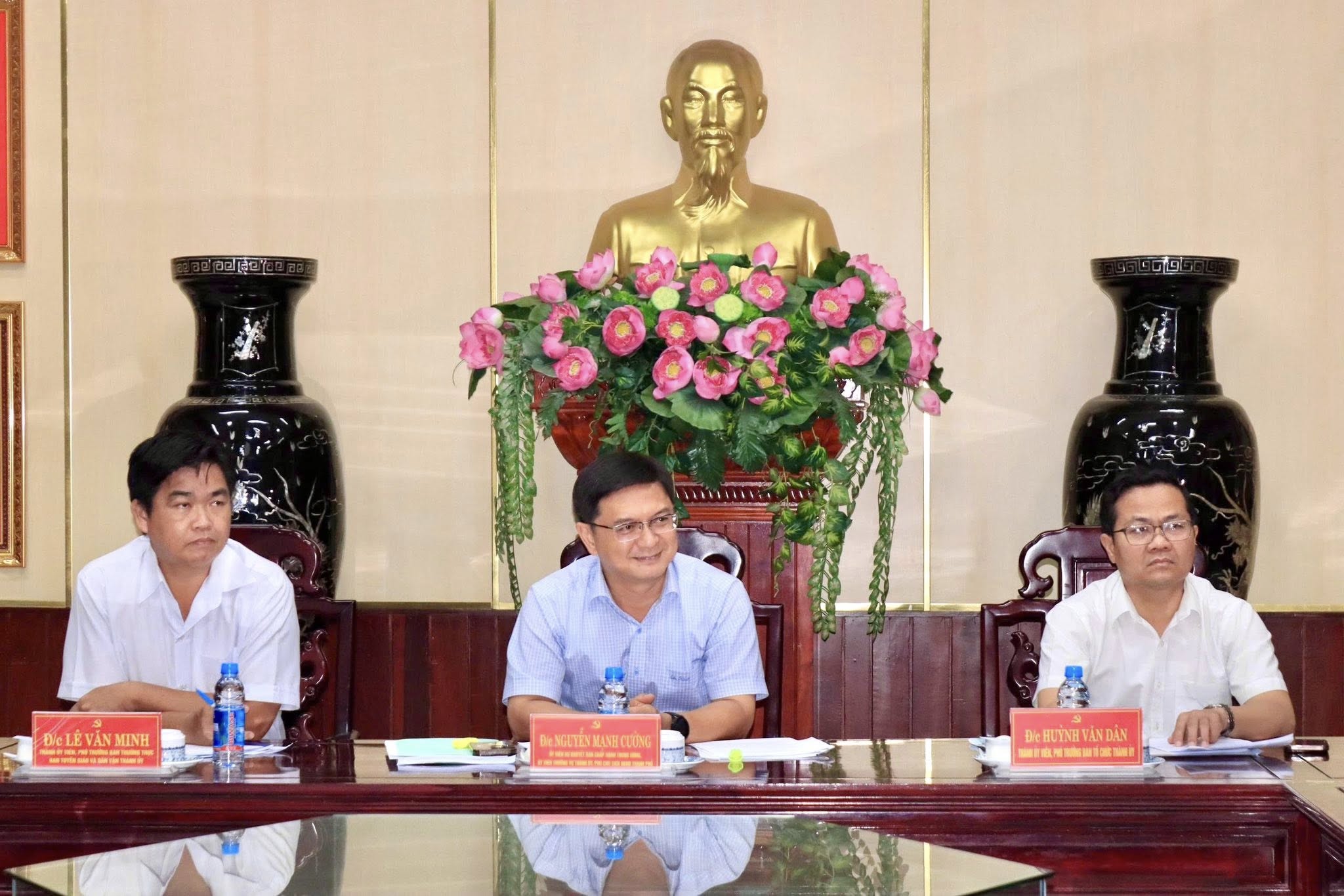胡志明市市委考察守德市鎮和Rạch Dừa坊:地方提議加強人員配置