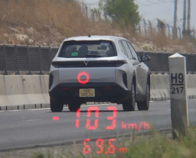 高速公路上超速行駛、無證無照駕駛,司機和車主被罰款1.19億越南盾