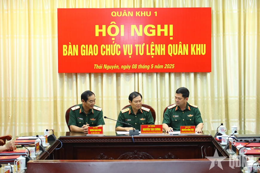 中将阮洪泰将第一军区司令职务移交给少将张孟勇