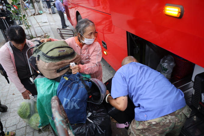近2000名乘客受駁船撞擊Ghềnh橋事故影響