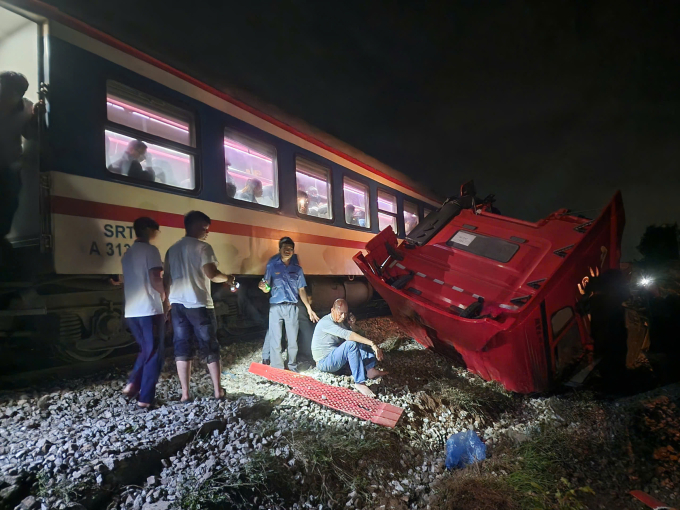 牽引車卡在鐵軌上,被火車撞成兩半