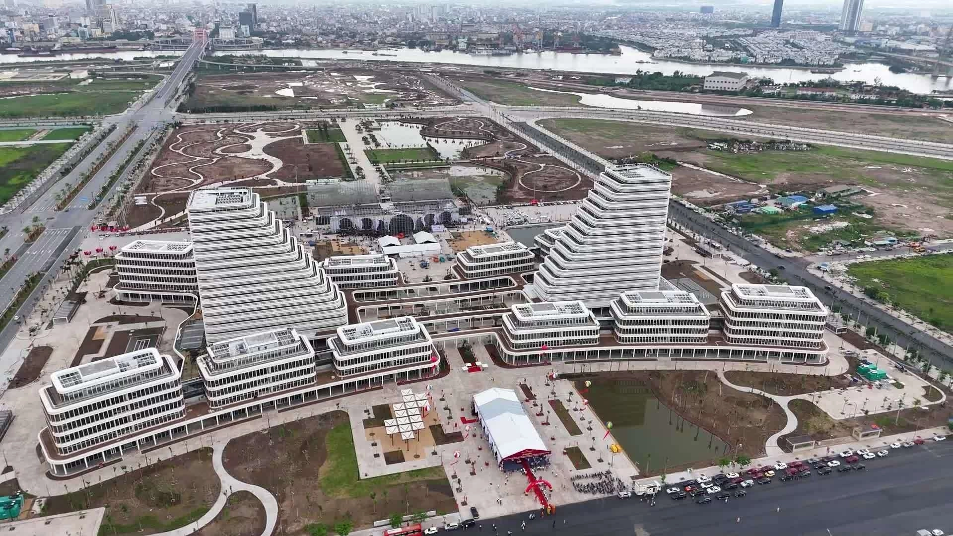 海防市为重点项目举行揭牌和开工仪式