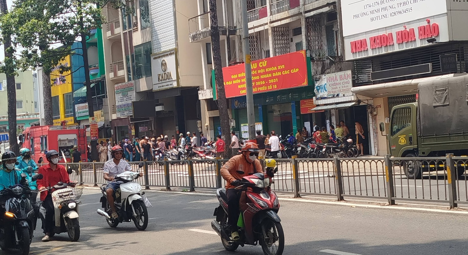 胡志明市小巷內一排房屋發生大火