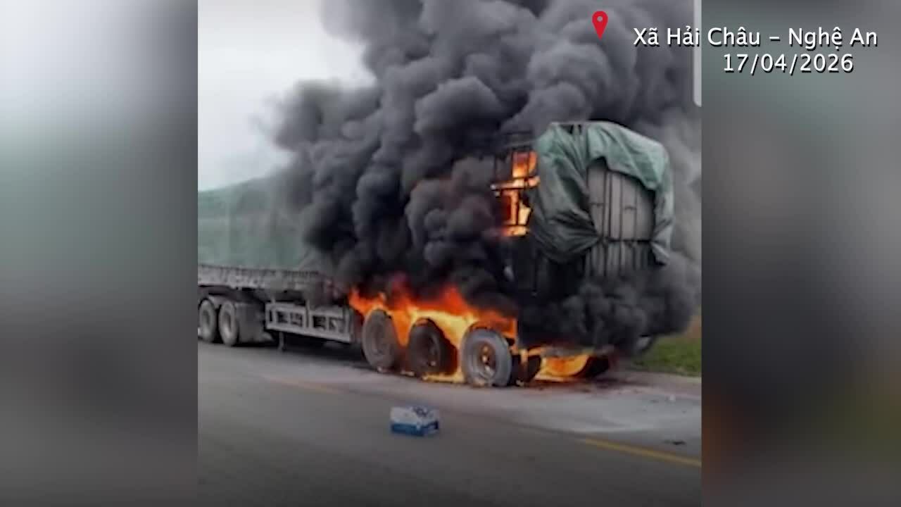 義安省沿海公路上一輛牽引車猛烈燃燒