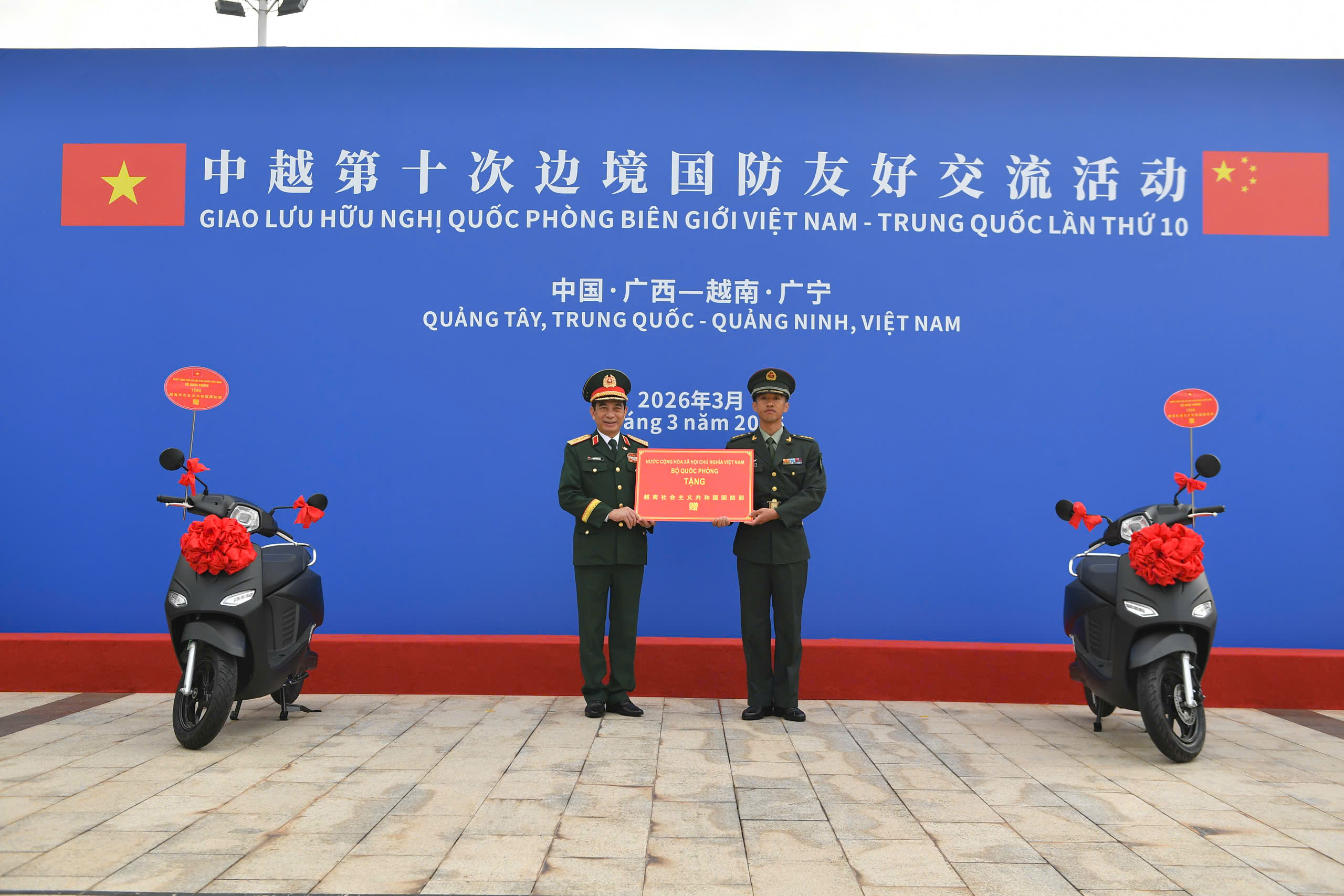 越南與中國國防部長訪問邊防哨所,向革命烈士敬獻花圈