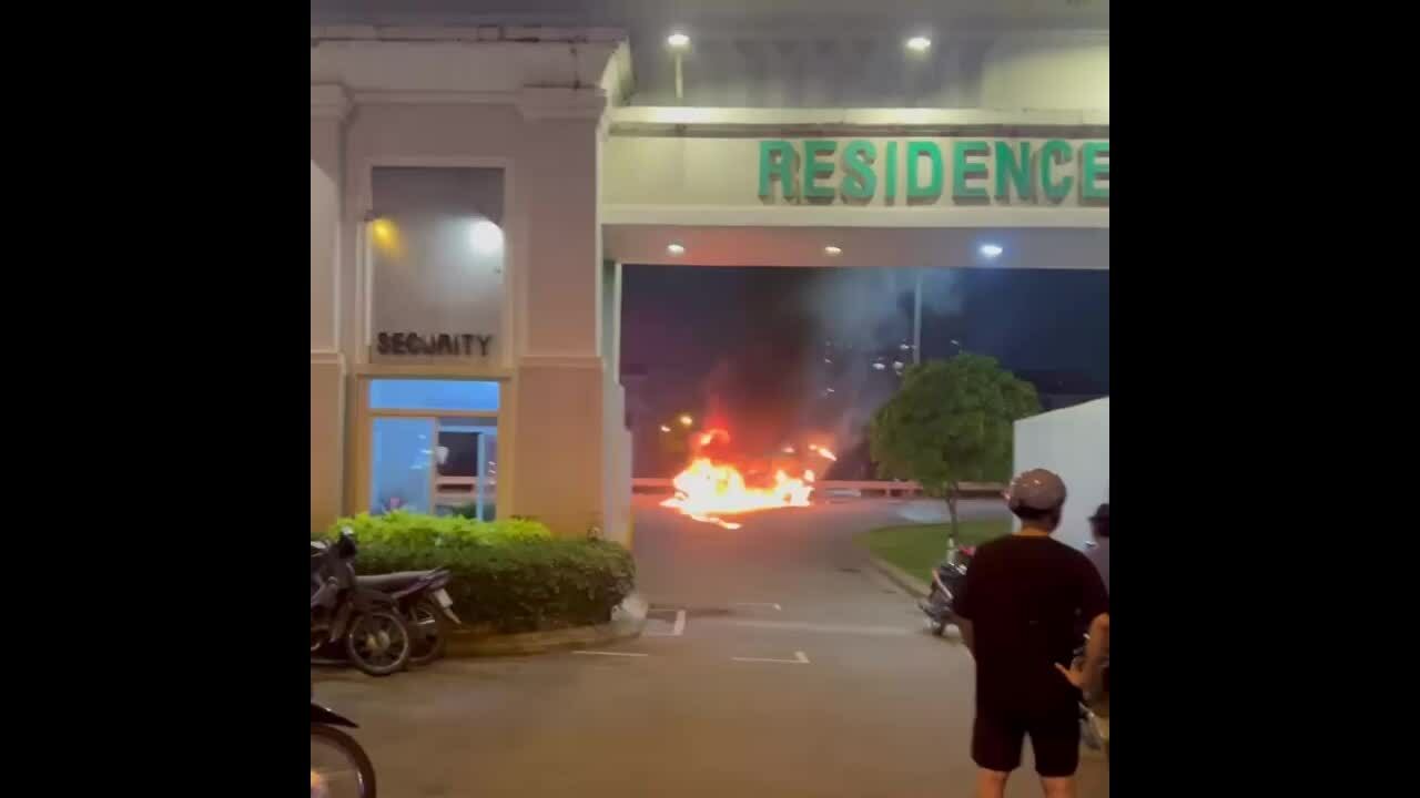 胡志明市居民區前汽車猛烈燃燒
