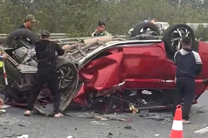 七座車在高速公路上發生碰撞後翻車變形