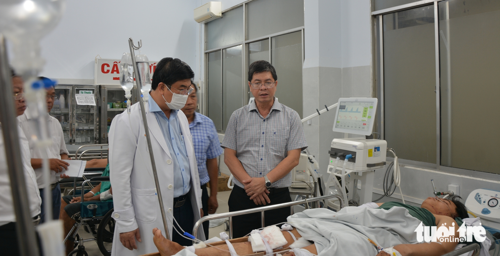 將平順省客車墜崖事故中的兩名潛水員轉送至胡志明市大水鑊醫院