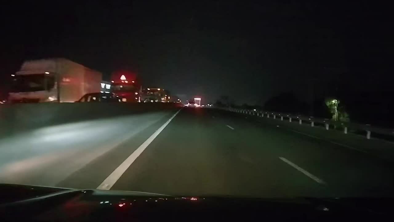 汽車燒燬,胡志明市-中良高速公路擁堵10公里