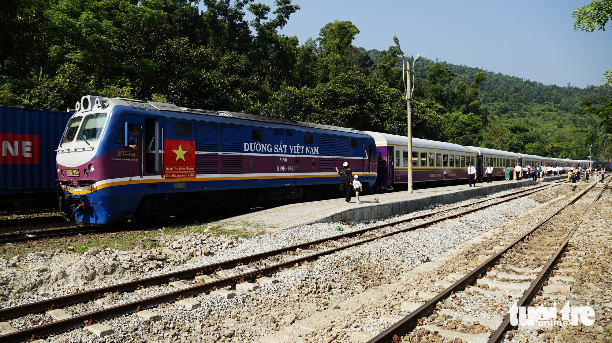 連接順化與峴港的遺產列車新面貌有何特點?