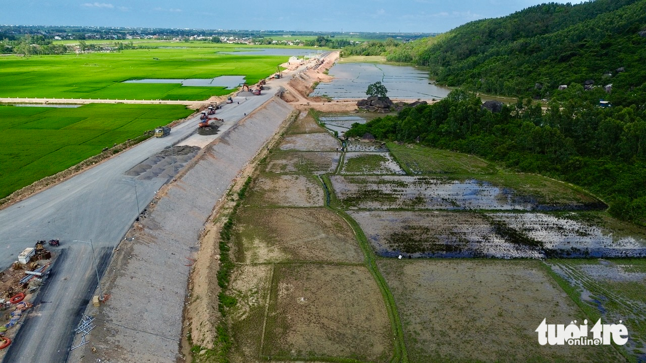 志盛-雲峰高速公路旁農田因廢機油和缺水而‘死亡’