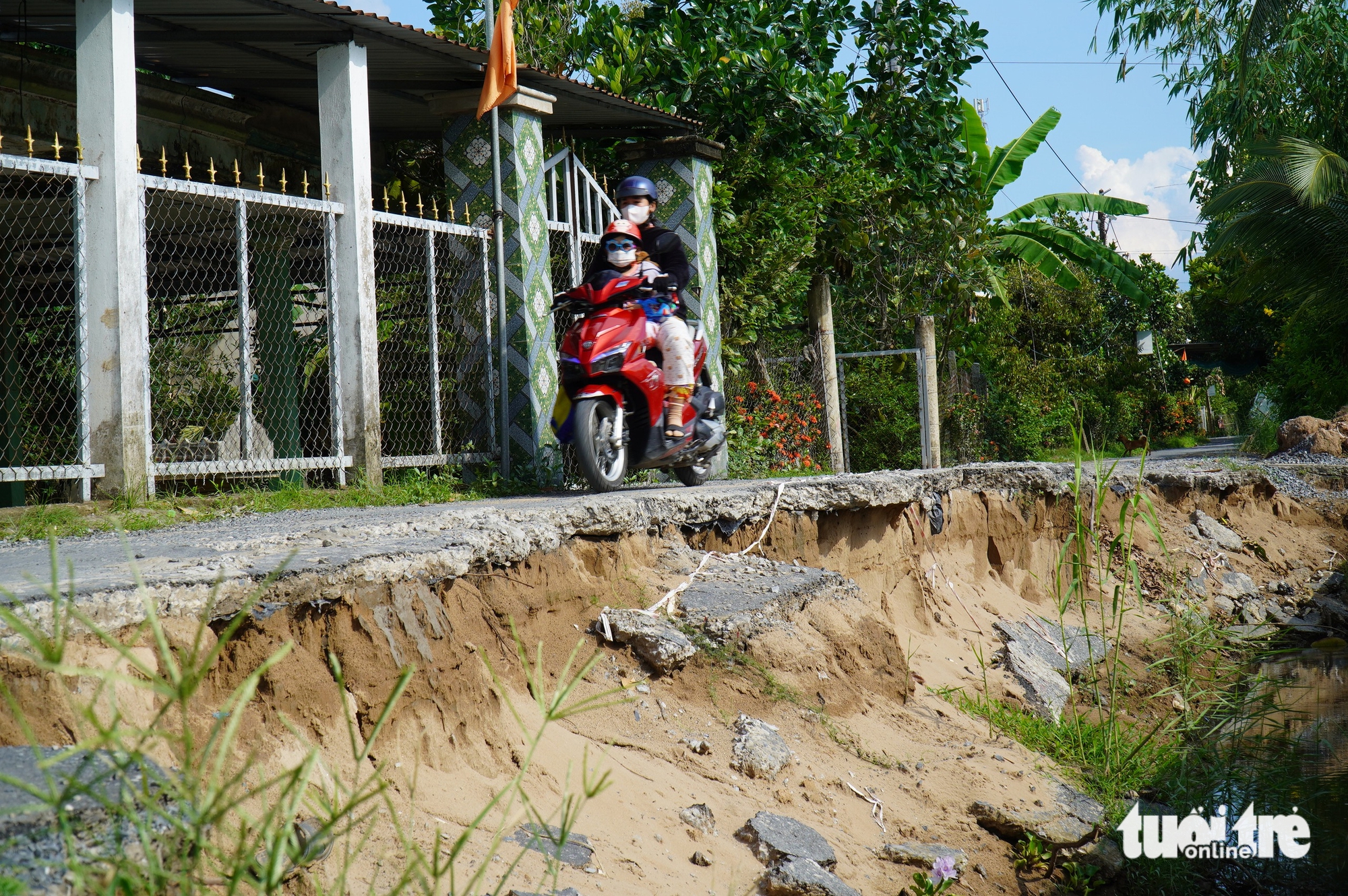 沿河道路坍塌过半，居民仍冒险通行